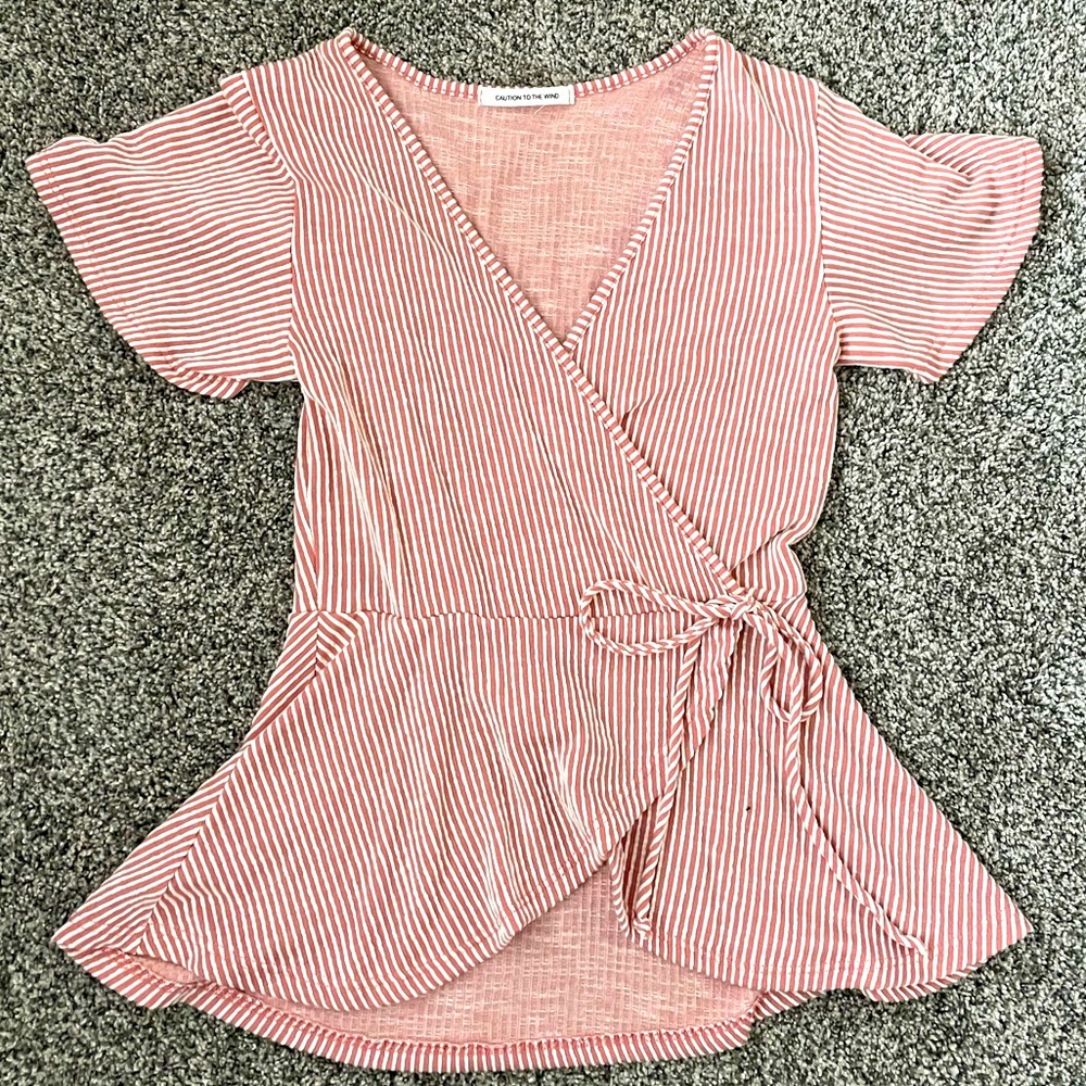 Pink and white wrap too with bow detail